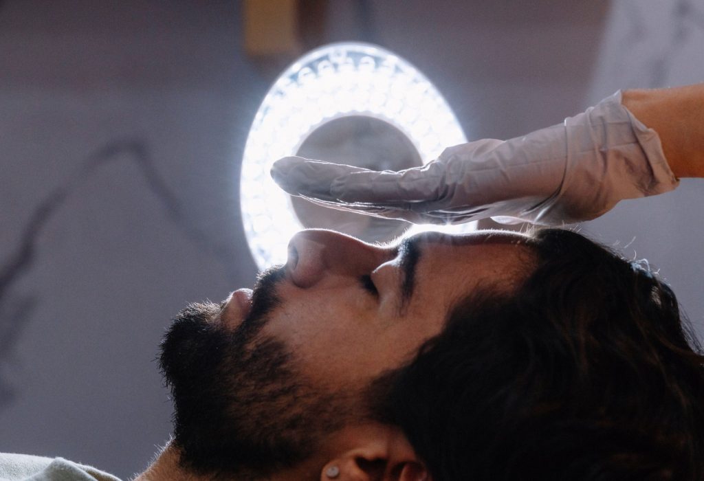 Homem realizando procedimento estético