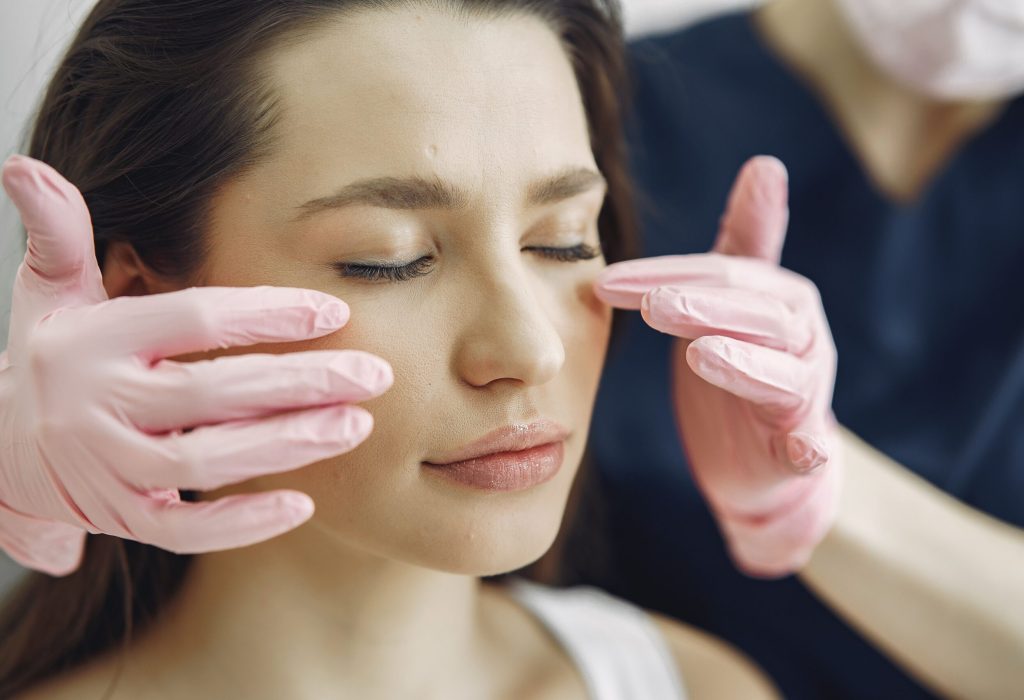 Cliente relaxada durante um procedimento de micropigmentação labial, demonstrando a eficácia do protocolo anestésico.